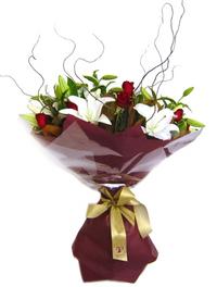 Ankara Bat�kent �i�ek yolla firma �r�n�m�z 3 adet k�rm�z� g�l ve kazablanka buketi