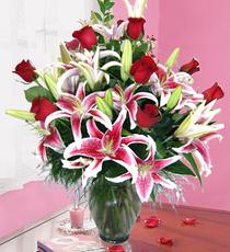 Ankara Bat�kent �i�ek�i yolla d�kkan�m�zdan vazoda g�l ve kazablanka �i�e�i Ankara �i�ek g�nder firmas� �ahane �r�n�m�z 